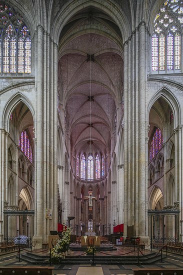 Choir and crossing, Romanesque-Gothic Saint-Julien du Mans Cathedral, Le Mans, Sarthe department, Pays de la Loire region, France, Europe