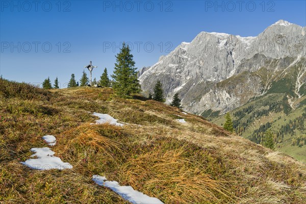 Cross at Hochkeil with Hochkoenig mountains, autumn, Muehlbach am Hochkoenig, Pongau, Salzburg, Austria, Europe