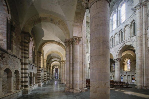 Nave and Romanesque side aisle, Romanesque-Gothic Saint-Julien du Mans Cathedral, Le Mans, Sarthe department, Pays de la Loire region, France, Europe