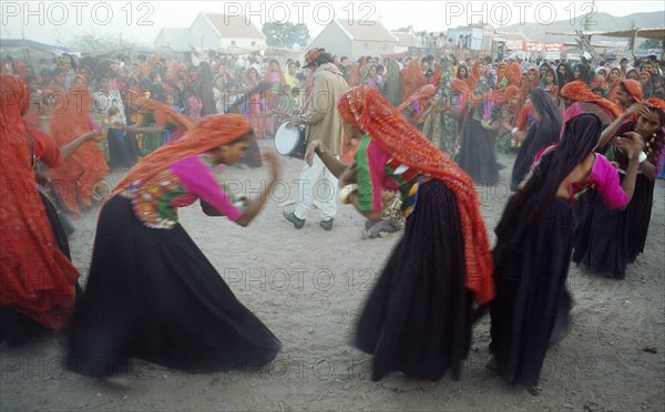 Hindu women, ahir caste, performing a traditional dance, religious festival, kutch, Gujarat, India, Asia