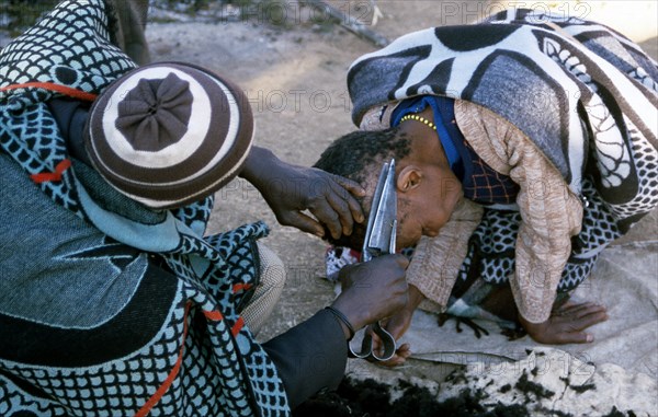 Funerary ritual, Hair cutting, woman, Lesotho. Funerary ritual : hair cutting after the burial of a relative