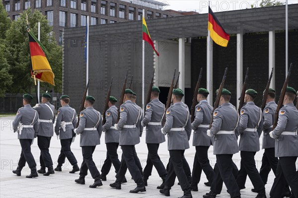 Soldiers from the Bundeswehr Guard Battalion, photographed during the reception of the Lithuanian Minister of Defence by Boris Pistorius (SPD), Federal Minister of Defence, at the BMVg in Berlin, 16.05.2024