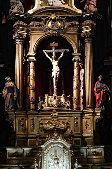 Iglesia San Nicolas de Bari, A baroque altar with a crucifix and figures of saints, richly decorated and made of wood, all in a religious context, Old Town, Bilbao, Basque Country, Spain, Europe