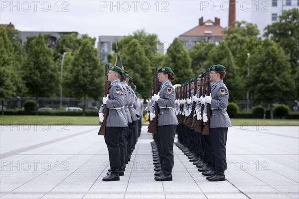 Soldiers from the Bundeswehr Guard Battalion, photographed during the reception of the Lithuanian Minister of Defence by Boris Pistorius (SPD), Federal Minister of Defence, at the BMVg in Berlin, 16.05.2024