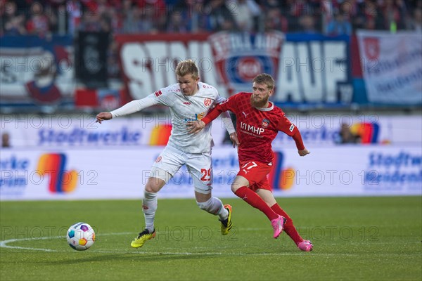 Football match, Scholberg HANCHE-OLSEN 1. FSV Mainz 05 left on the ball is pushed away in vain by Jan-Niklas BESTE 1. FC Heidenheim right, football stadium Voith-Arena, Heidenheim