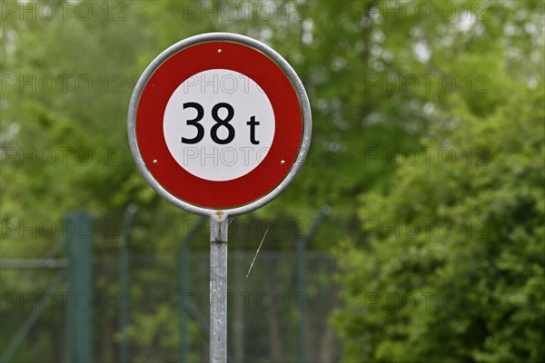 Road sign 38 tonnes