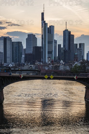 Skyline and banking district at sunset, twilight, Tower 185, Commerzbank, HelaBa, Hessische Landesbank, Deutsche Bank, Ignatz-Bubis-Bruecke, Frankfurt am Main, Hesse, Germany, Europe