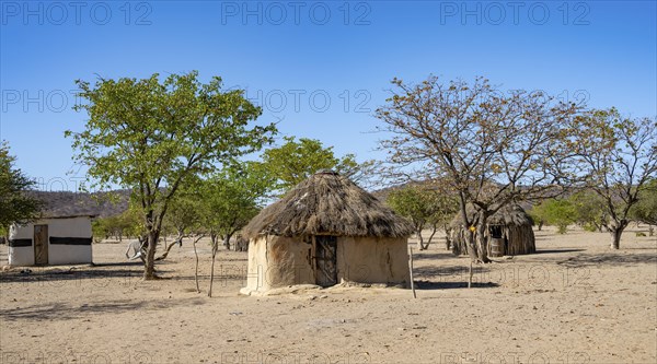 Mud huts in a village of the Hakaona, Angolan tribe of the Hakaona, near Opuwo, Kunene, Namibia, Africa