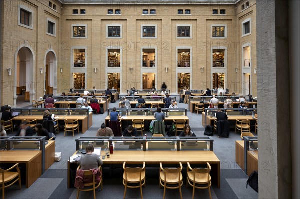 Interior view of reading room, students, students, Bibliotheca Albertina, University Library, University Alma Mater Lipsiensis, Leipzig, Saxony, Germany, Europe