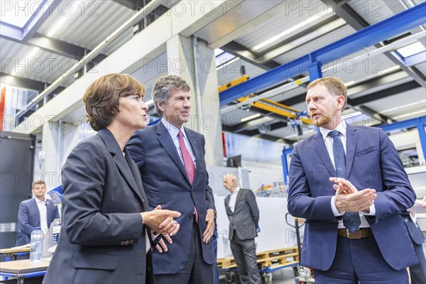 Minister President Michael Kretschmer visited TRUMPF Sachsen SE in Neukirch. After being welcomed by Dr Nicola Leibinger-Kammueller, CEO of TRUMPF SE + Co KG, and Dr Mathias Kammueller, CDO of TRUMPF SE + Co KG, the Minister-President talked to those present and took part in a tour of the company. The company is one of the international market and technology leaders in the field of machine tools and lasers for industrial production, Neukirch/Lausitz, Saxony, Germany, Europe