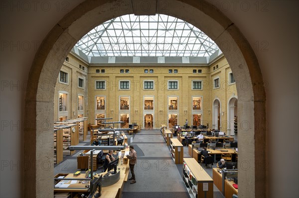 Interior view of reading room, students, students, Bibliotheca Albertina, University Library, University Alma Mater Lipsiensis, Leipzig, Saxony, Germany, Europe