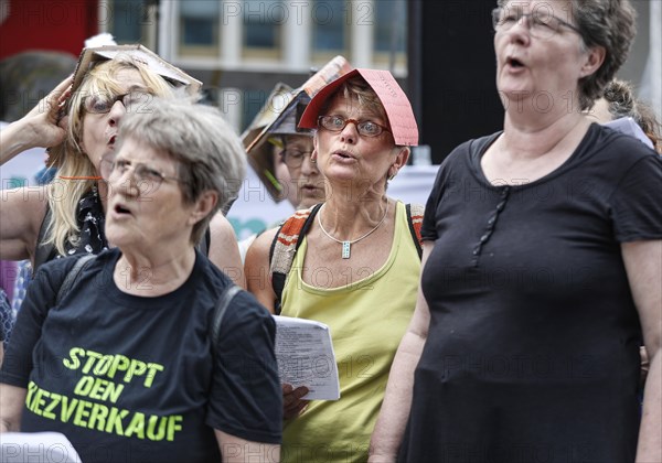 A choir sings during the rent demo. Demo under the motto The rent is too high. Around 150 tenants' initiatives, housing associations and organisations have called for the demo, Berlin 01.06.2024., Berlin, Berlin, Germany, Europe