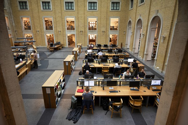 Interior view of reading room, students, students, Bibliotheca Albertina, University Library, University Alma Mater Lipsiensis, Leipzig, Saxony, Germany, Europe