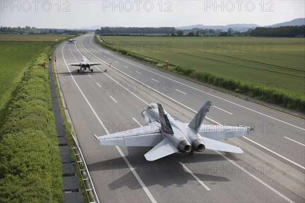 Swiss Air Force F/A 18 fighter aircraft take off and land on the A1 motorway during the Alpha Uno exercise in Payerne on Wednesday, 5 June 2024. The purpose of the military exercise is to strengthen the defence capability of the Swiss Armed Forces through so-called decentralisation. (DDPS/DDPS, Philipp Schmidli)