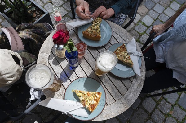 Quiche and drinks on a bistro table in a street café, Nuremberg, Middle Franconia, Bavaria, Germany, Europe