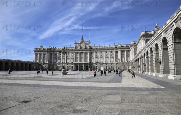 The vast cobbled courtyard of the Palacio Real, the Plaza de Armer