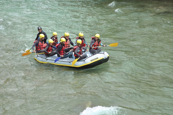 Rafting group in inflatable raft, Verdon, Castellane, Provençal Alps, Western Alps, Alps, Route Napoléon, Alpes-de-Haute-Provence, Provence, France, Europe