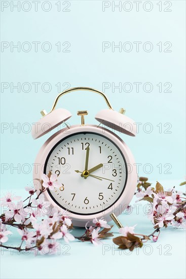 Alarm clock with cherry blossoms, switch to daylight saving time in spring, summer time changeover