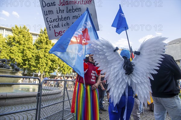 AfD rally under the slogan STOP ISLAMISM in Mannheim: A week earlier, there was a fatal knife attack by a suspected Islamist on Mannheim's market square. Picture: A man holding a sign criticising Islam. He had previously been excluded from the DGB counter-demonstration