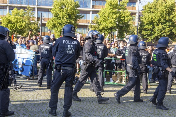 AfD rally under the slogan STOP ISLAMISM in Mannheim: A week earlier, there was a fatal knife attack by a suspected Islamist on Mannheim's market square. Image: Counter-demonstrators disrupt the rally, police secure the area