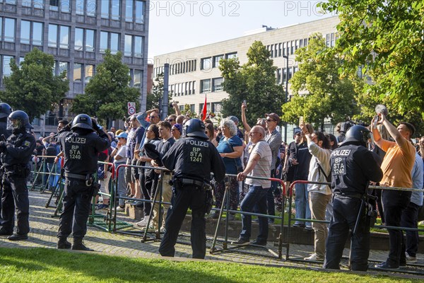 AfD rally under the slogan STOP ISLAMISM in Mannheim: A week earlier, there was a fatal knife attack by a suspected Islamist on Mannheim's market square. Image: Counter-demonstrators disrupt the rally, police secure the area