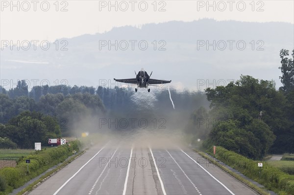 Swiss Air Force F/A 18 fighter aircraft take off and land on the A1 motorway during the Alpha Uno exercise in Payerne on Wednesday, 5 June 2024. The purpose of the military exercise is to strengthen the defence capability of the Swiss Armed Forces through so-called decentralisation. (DDPS/DDPS, Philipp Schmidli)