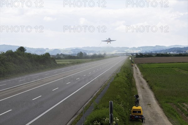 Swiss Air Force F/A 18 fighter aircraft take off and land on the A1 motorway during the Alpha Uno exercise in Payerne on Wednesday, 5 June 2024. The purpose of the military exercise is to strengthen the defence capability of the Swiss Armed Forces through so-called decentralisation. (DDPS/DDPS, Clemens Laub)