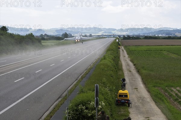 Swiss Air Force F/A 18 fighter aircraft take off and land on the A1 motorway during the Alpha Uno exercise in Payerne on Wednesday, 5 June 2024. The purpose of the military exercise is to strengthen the defence capability of the Swiss Armed Forces through so-called decentralisation. (DDPS/DDPS, Clemens Laub)