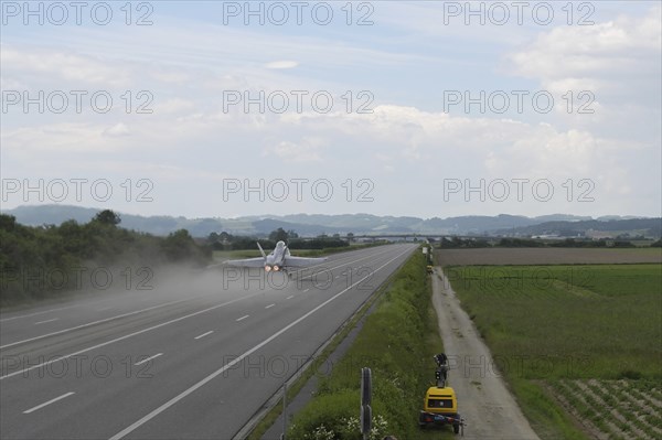 Swiss Air Force F/A 18 fighter aircraft take off and land on the A1 motorway during the Alpha Uno exercise in Payerne on Wednesday, 5 June 2024. The purpose of the military exercise is to strengthen the defence capability of the Swiss Armed Forces through so-called decentralisation. (DDPS/DDPS, Clemens Laub)