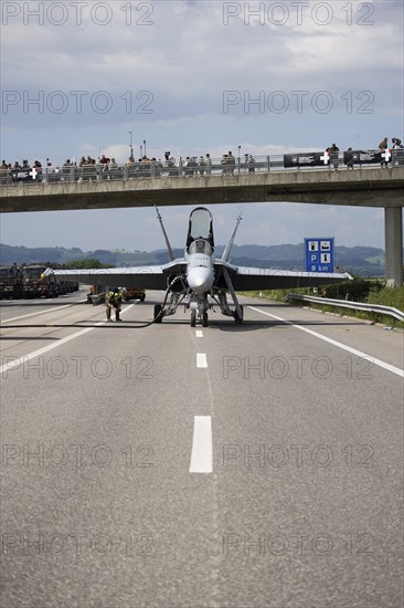 Swiss Air Force F/A 18 fighter aircraft take off and land on the A1 motorway during the Alpha Uno exercise in Payerne on Wednesday, 5 June 2024. The purpose of the military exercise is to strengthen the defence capability of the Swiss Armed Forces through so-called decentralisation. (DDPS/DDPS, Philipp Schmidli)