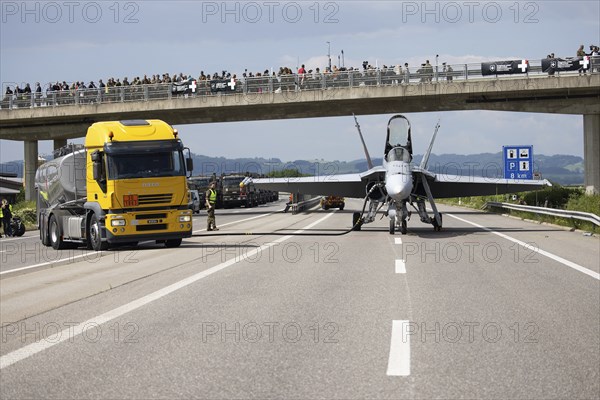 Swiss Air Force F/A 18 fighter aircraft take off and land on the A1 motorway during the Alpha Uno exercise in Payerne on Wednesday, 5 June 2024. The purpose of the military exercise is to strengthen the defence capability of the Swiss Armed Forces through so-called decentralisation. (DDPS/DDPS, Philipp Schmidli)