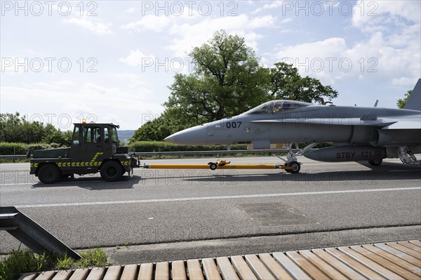 Swiss Air Force F/A 18 fighter aircraft take off and land on the A1 motorway during the Alpha Uno exercise in Payerne on Wednesday, 5 June 2024. The purpose of the military exercise is to strengthen the defence capability of the Swiss Armed Forces through so-called decentralisation. (DDPS/DDPS, Clemens Laub)