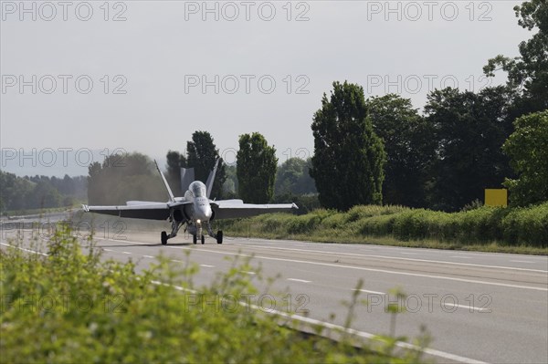 Swiss Air Force F/A 18 fighter aircraft take off and land on the A1 motorway during the Alpha Uno exercise in Payerne on Wednesday, 5 June 2024. The purpose of the military exercise is to strengthen the defence capability of the Swiss Armed Forces through so-called decentralisation. (DDPS/DDPS, Sam Bosshard)