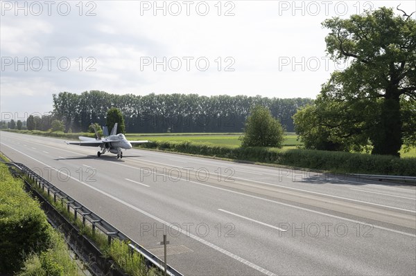 Swiss Air Force F/A 18 fighter aircraft take off and land on the A1 motorway during the Alpha Uno exercise in Payerne on Wednesday, 5 June 2024. The purpose of the military exercise is to strengthen the defence capability of the Swiss Armed Forces through so-called decentralisation. (DDPS/DDPS, Clemens Laub)