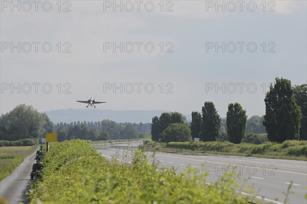 Swiss Air Force F/A 18 fighter aircraft take off and land on the A1 motorway during the Alpha Uno exercise in Payerne on Wednesday, 5 June 2024. The purpose of the military exercise is to strengthen the defence capability of the Swiss Armed Forces through so-called decentralisation. (DDPS/DDPS, Sam Bosshard)