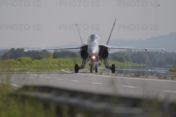 Swiss Air Force F/A 18 fighter aircraft take off and land on the A1 motorway during the Alpha Uno exercise in Payerne on Wednesday, 5 June 2024. The purpose of the military exercise is to strengthen the defence capability of the Swiss Armed Forces through so-called decentralisation. (DDPS/DDPS, Clemens Laub)