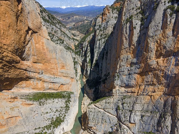 An aerial view of a narrow gorge with steep rock faces and a river flowing through the valley, aerial view, Congost de Mont-rebei gorge, Noguera Ribagorçana Mont-rebei Natural Park, Montsec mountain range, Noguera Ribagorçana river, Lleida province, Catalonia, Aragon, Spain, Europe