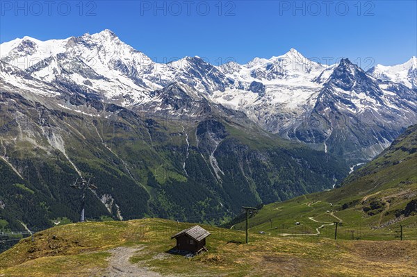 Alpine meadows and mountain hut at the summit of Corne de Sorebois, with the snow-covered peaks of Weisshorn, Bishorn, Zinalrothorn and Obergabelhorn in the background, Val d'Anniviers, Valais Alps, Canton Valais, Switzerland, Europe