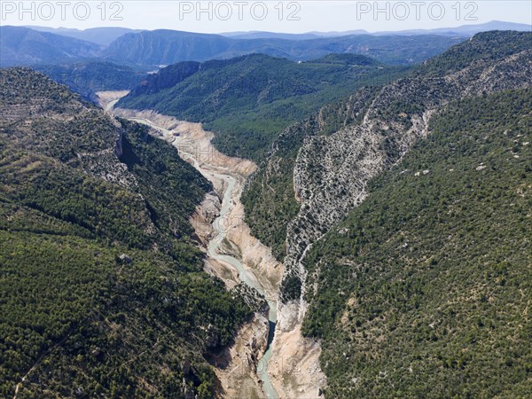 A narrow river flowing through a narrow gorge with high, wooded rock faces, aerial view, Congost de Mont-rebei gorge, Noguera Ribagorçana Mont-rebei Natural Park, Montsec mountain range, Noguera Ribagorçana river, Lleida province, Catalonia, Aragon, Spain, Europe