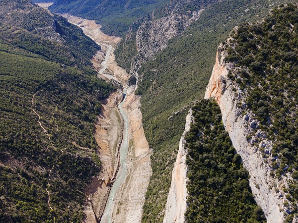 Wide aerial view of a deep, winding gorge with a river and green forests in the mountains, aerial view, Congost de Mont-rebei gorge, Noguera Ribagorçana Mont-rebei Natural Park, Montsec mountain range, Noguera Ribagorçana river, Lleida province, Catalonia, Aragon, Spain, Europe