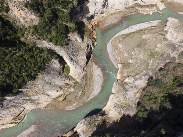 Expansive view of a river course running through a deep, forested gorge in a mountainous region, aerial view, Congost de Mont-rebei gorge, Noguera Ribagorçana Mont-rebei Natural Park, Montsec mountain range, Noguera Ribagorçana river, Lleida province, Catalonia, Aragon, Spain, Europe