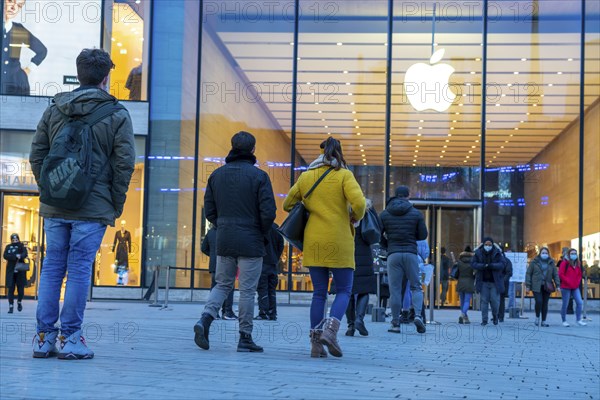 Shopping street, queues in front of the Apple Store, due to limited capacity of customers in the landing, Schadowplatz, Christmas decorations, closed catering establishments, during the second lockdown in the Corona crises, Düsseldorf, North Rhine-Westphalia, Germany, Europe