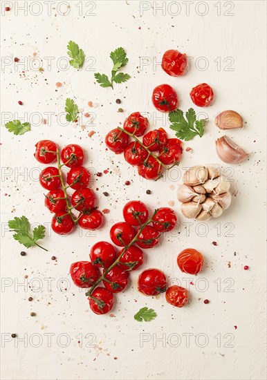 Zweig mit Mini-Kirschtomaten, mit Gewürzen und Kräutern, Knoblauch, Lebensmittel Hintergrund, Draufsicht, auf einem weissen Hintergrund