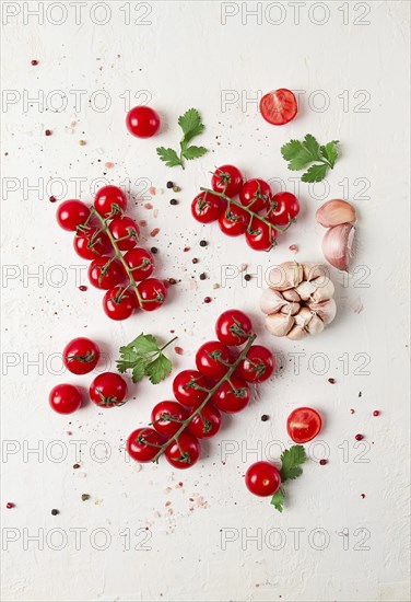 Zweig mit Mini-Kirschtomaten, mit Gewürzen und Kräutern, Knoblauch, Lebensmittel Hintergrund, Draufsicht, auf einem weissen Hintergrund