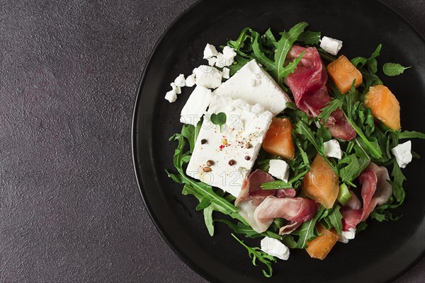 Salat, Melone mit Prosciutto, Rucola und Käse, Sommersalat, vegetarisch, hausgemacht, ohne Menschen