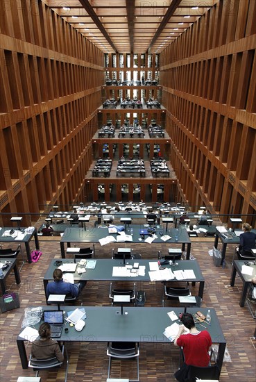 Berlin, 21.11.2009, Students in the reading room of the Jacob and Wilhelm Grimm Centre of the Humboldt University of Berlin, Berlin, Germany, Europe