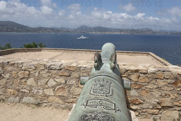 Historic cannon of the citadel of Saint-Tropez, built in 1602 for defence against the Ottoman Empire, behind it bay with yacht, Saint Tropez, Provence-Alpes-Côte d'Azur, France, Europe