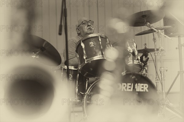 Drummer, Drummer Peter Wagner of the jazz band LoT Late on Tuesday, cigarette, black and white, vintage, Stuttgart, Baden-Württemberg, Germany, Europe