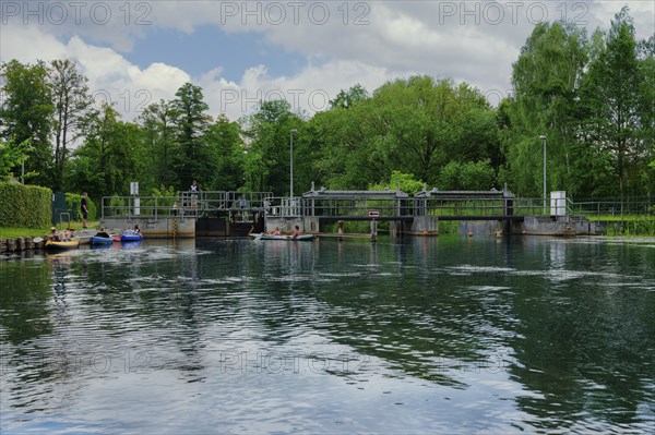 Paddlers waiting for the sluice to open, Spree Forest or Spreewald biosphere landscape, Brandenburg, Germany, Europe