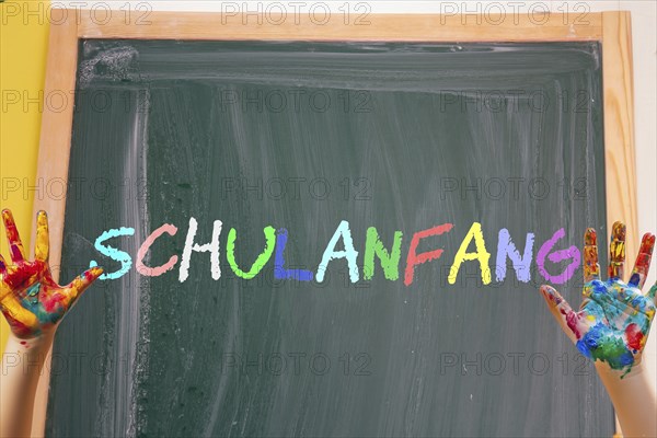 Symbolic image of the start of school: A blackboard reads SCHULANFANG (Composing)